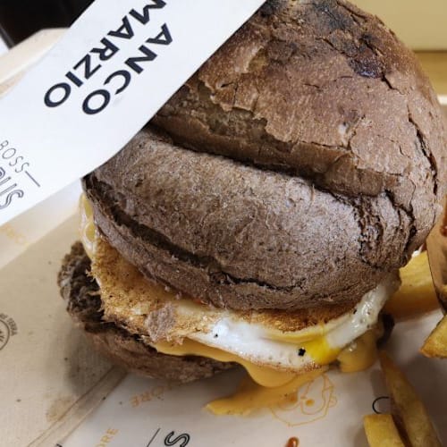 Boss Taurus Burger Store, Novara