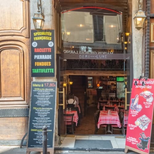 Demi Lune, Paris