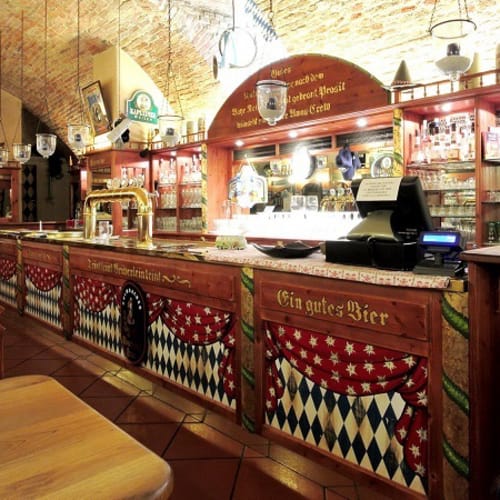 Amos Platz, Crema