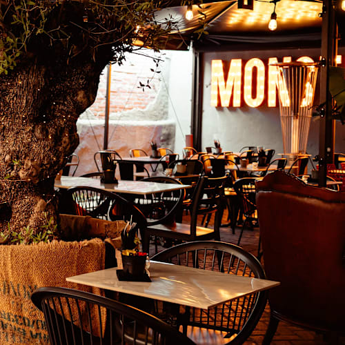 Monster Burger, Latina