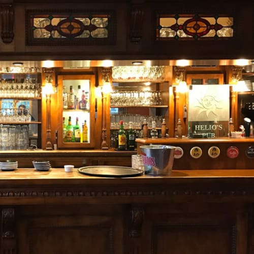 Helio's Pub, Versailles