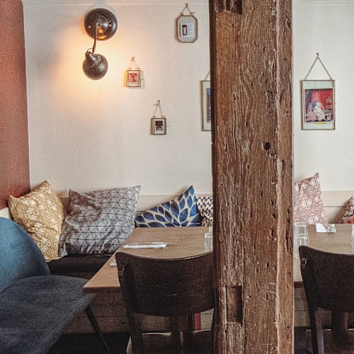 Postiche, Paris