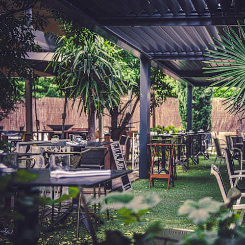 Red restaurant - Red garden, Villefranche-sur-Saône
