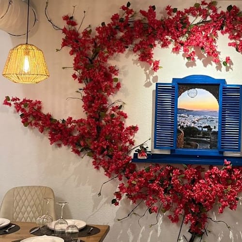 Avra Mykonos, Bournens
