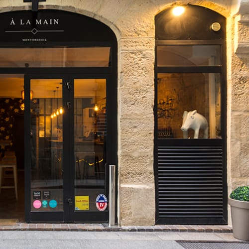 À la Main, Paris