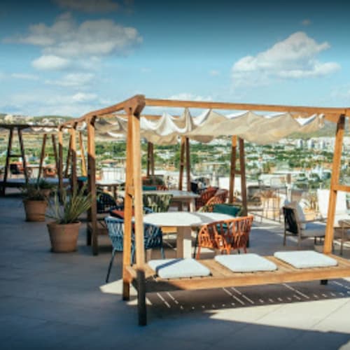 Radio Rooftop ME Sitges Terramar (Only Adults), Sitges