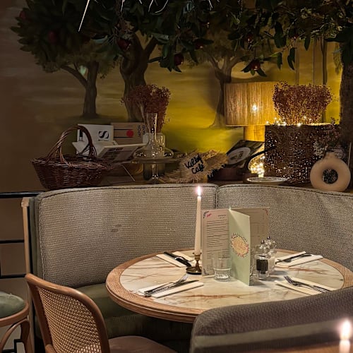 Le Village Café, Paris