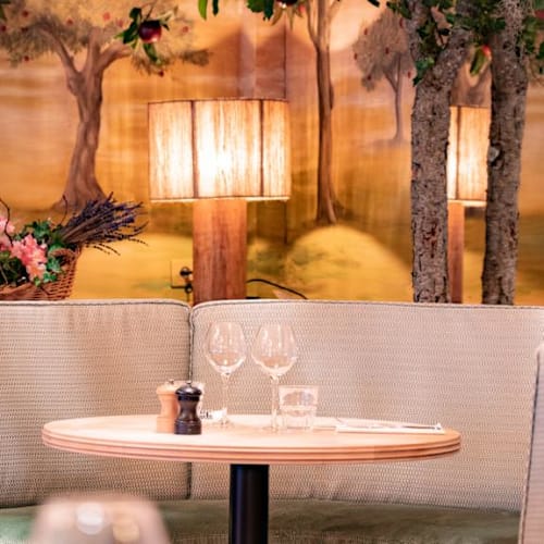Le Village Café, Paris