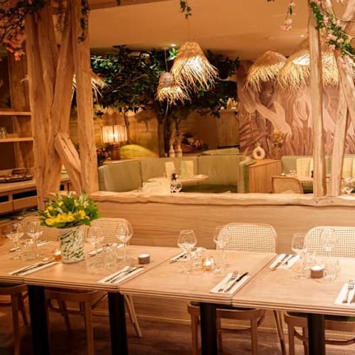 Le Village Café, Paris