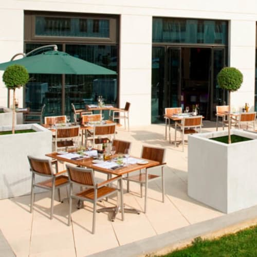 Kitchen & Bar At Courtyard, Saint-Denis