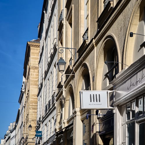 Akabeko, Paris