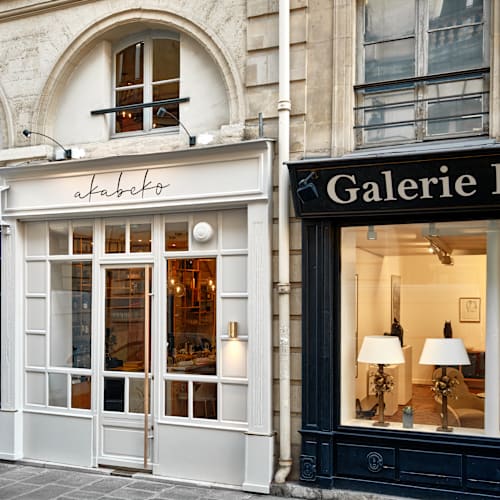 Akabeko, Paris