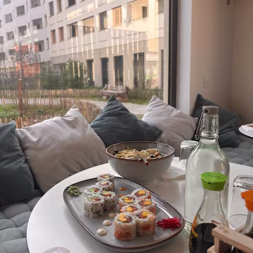 Ynagi bar, Montreuil