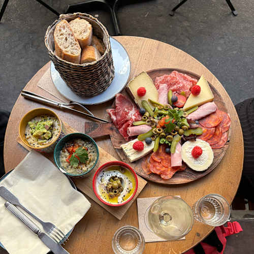 Les trois maladroits, Paris