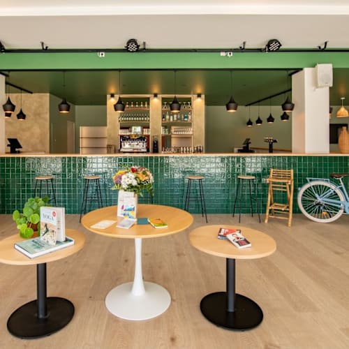 Garden restaurant by Domaine la Roque, Althen-des-Paluds