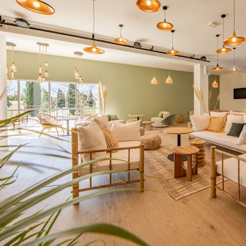 Garden restaurant by Domaine la Roque, Althen-des-Paluds