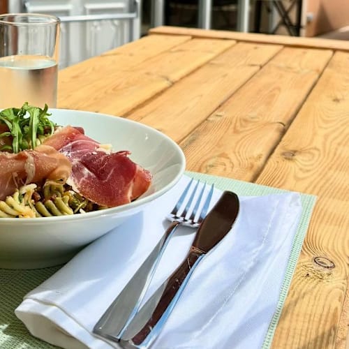 Garden restaurant by Domaine la Roque, Althen-des-Paluds
