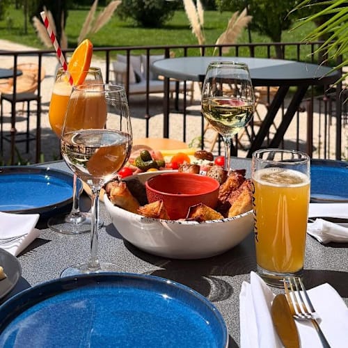 Garden restaurant by Domaine la Roque, Althen-des-Paluds