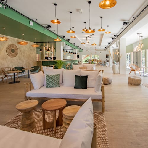 Garden restaurant by Domaine la Roque, Althen-des-Paluds