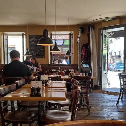 Les Cailloux, Paris