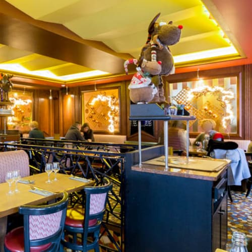 Le Drapeau, Paris