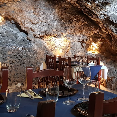 La Cueva de los Abrigos, Los Abrigos