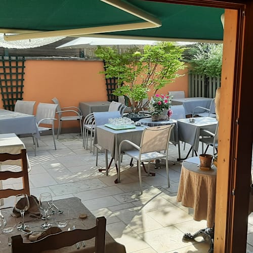 L'Auberge Fleurie, Bief