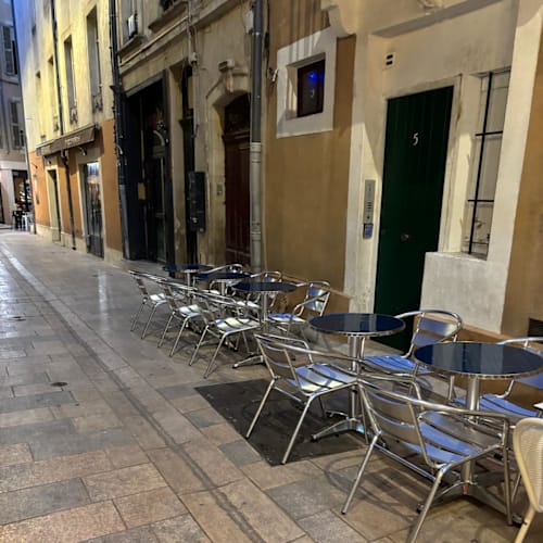 Les Cités de Phénicie, Nîmes