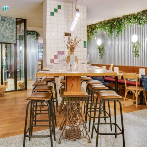 108 Rue de Bercy – Un vaste espace industriel contemporain et branché à deux pas du parc de Bercy, proposant une bistronomie moderne, gourmande et accessible.