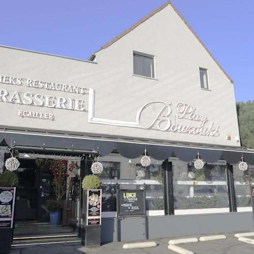 De buitenkant van Griek's Restaurant Brasserie in moderne brasseriestijl, met grote ramen en een uitnodigende sfeer, versierd met hangende lantaarns en potplanten.