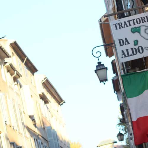 Restaurant italien "Trattoria da Aldo" avec une ambiance chaleureuse, mettant en avant les couleurs du drapeau italien et une cuisine authentique.