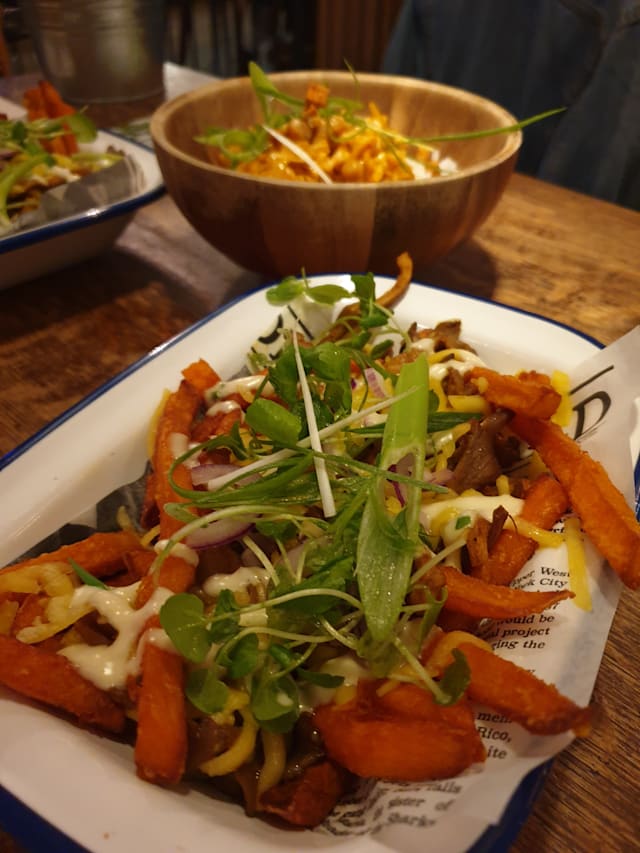 Vegan Kapsalon (en achterin vegan curry)