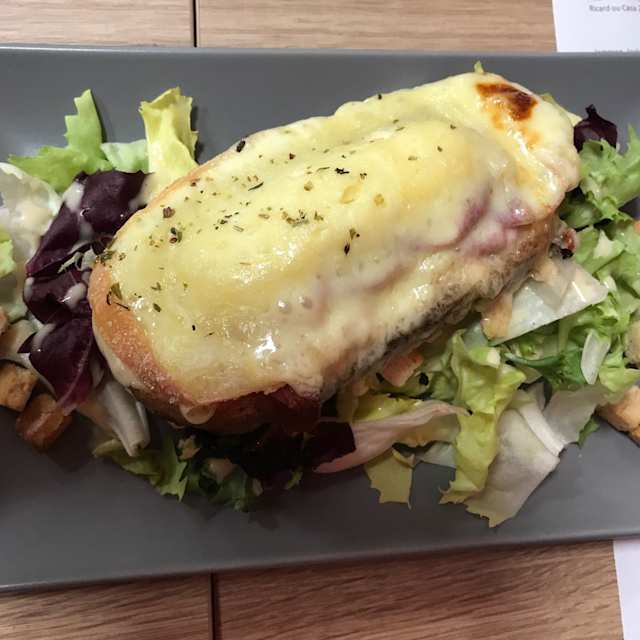 Bruschetta au jambon fumé et maroilles