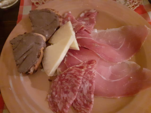 Tagliere di affettati e salumi toscani