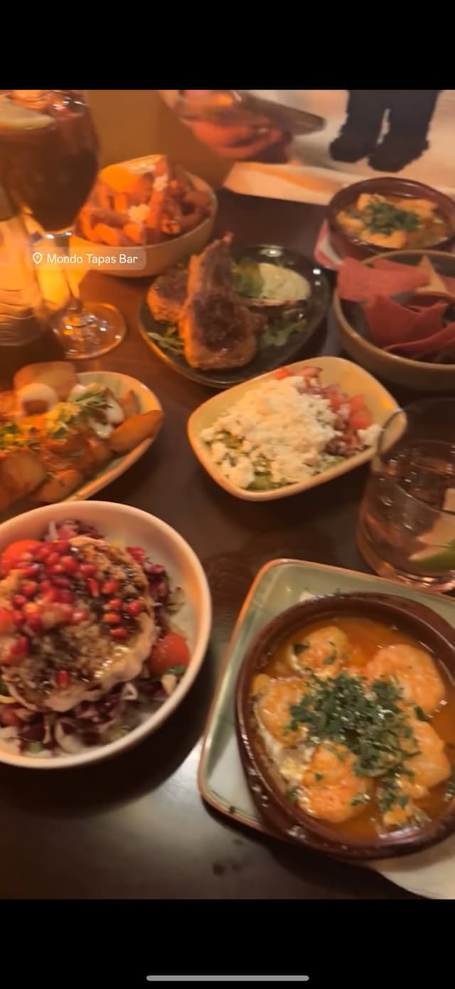 Mal Den Sveitsiske Restaurantens Vektormeny Med Kjøttretter Wienerdesserter  Ingefærbrød Leckerli stockvektor © VectorTradition #387821020, image size:640x1391