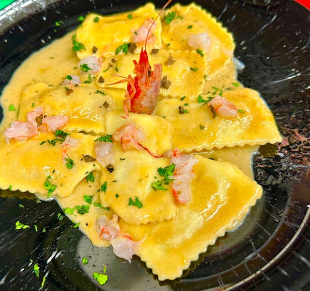 Quadrotti all’Astice con tartare di gamberi viola di Gallipoli, e tartufo fresco.