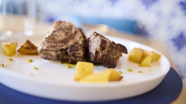 Agnello grass fed cotto a bassa temperatura con crema di piselli 100giorni e patate