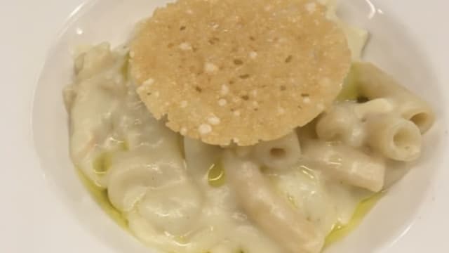 Pasta mista patate e provola con cialda croccante di parmigiano delle vacche rosse 30 mesi