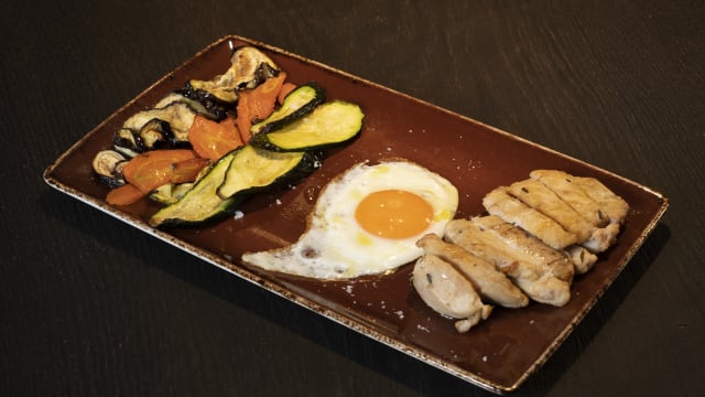 Pollo con verdure e uovo
