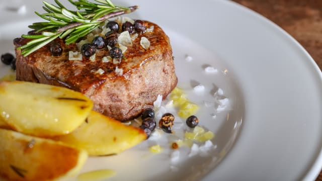 Beef fillet with juniper berries and salt flakes