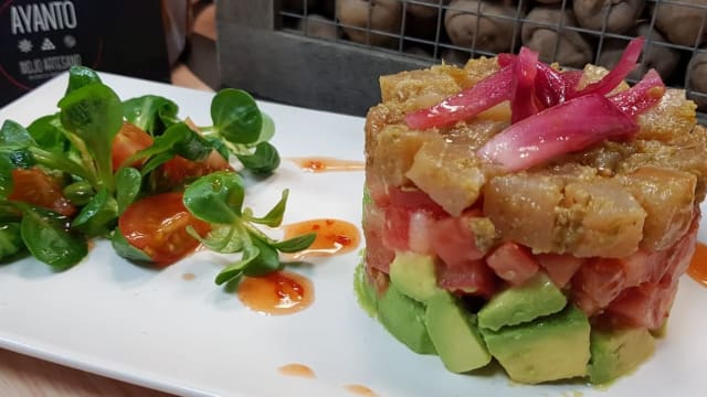 Tartar de Peto ahumado marinado con mojo verde