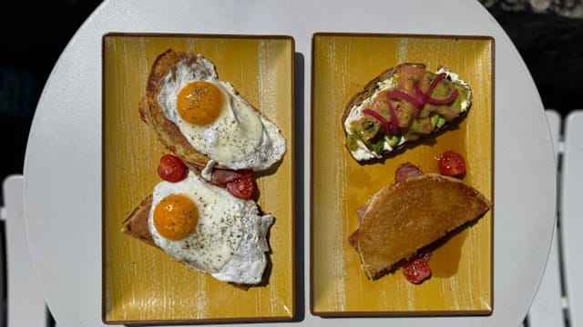 Pancakes, supplément oeuf et toast avocat saumon 
