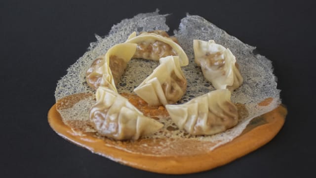 Gyozas de cerdo con yogurt de boniato