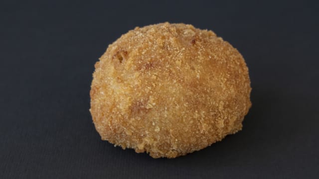 Croquetas tres tipos: jamón-berenjena Thai- pollo tikka masala 