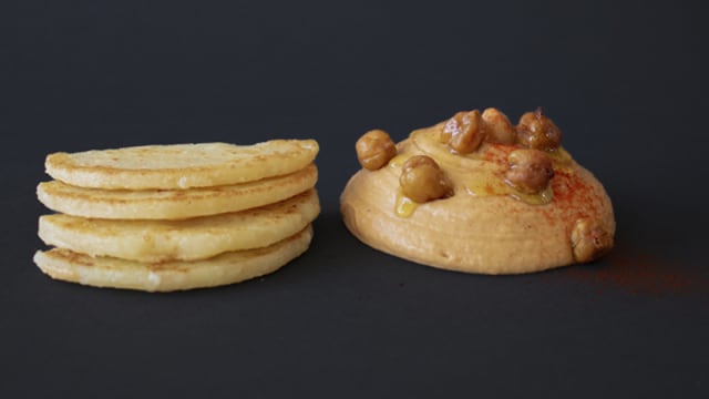 Hummus de cebolla y pimiento asado con pan de queso