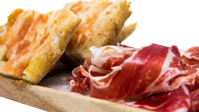 Jamón ibérico con pan de coca con tomate