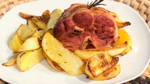 Stinco con patate al forno