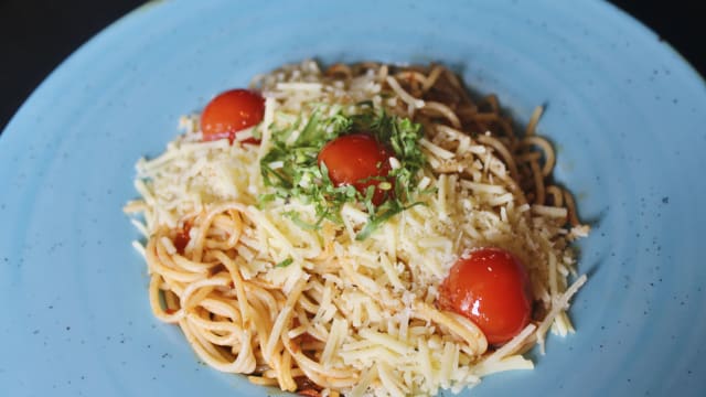 Spaghetti with Tomato, Onion, Garlic, Parsley, Vegan Cheese /Esparguete com Tomate, Cebola, Alho, Salsa e Queijo Vegan