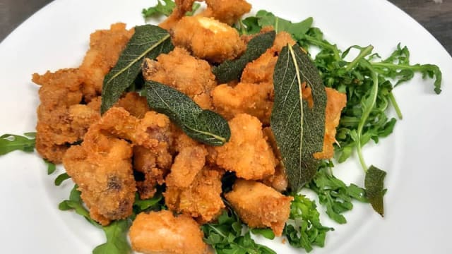 Frittura di coniglio e pollo con salvia