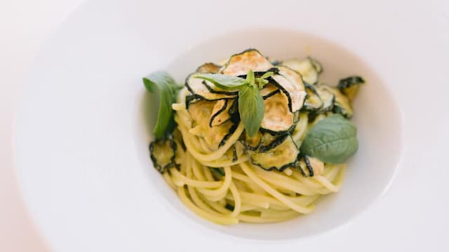 Spaghettone alla Nerano con zucchine croccanti 